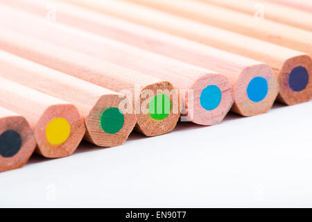 Crayons de couleur sur fond blanc Banque D'Images