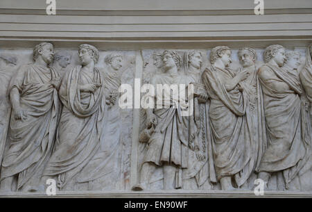 L'Italie. Rome. Ara Pacis Augustae. Autel dédié à la Pax. 13-9 av. Frise de procession. Membres du Sénat et de prêtre. Banque D'Images