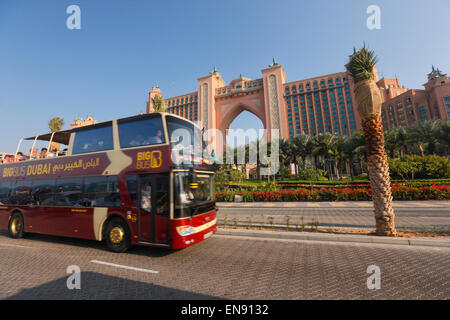 Dubaï, l'hôtel Atlantis et city bus de tourisme à l'avant Banque D'Images