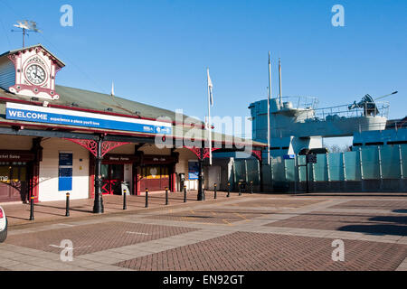 Le Terminal de Ferry de Woodside, Birkenhead, avec U-Boat Museum en arrière-plan Banque D'Images