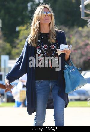 Heidi Klum achète le yogourt glacé avec ses enfants avant de les emmener à jouer dans un jeu de soccer pour les jeunes : Heidi Klum Où : Los Angeles, California, United States Quand : 25 Oct 2014 Banque D'Images