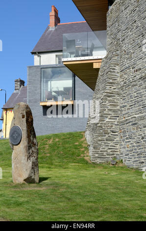 Une partie des murs du château de Cardigan contraste avec le verre et l'ardoise restaurant Ceredigion Pays de Galles Cymru UK GO Banque D'Images