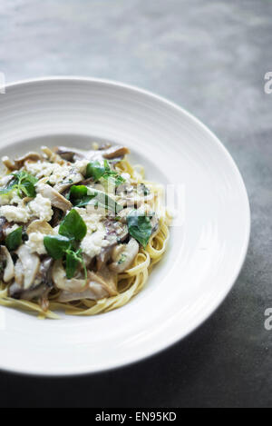 La ricotta italienne, pâtes aux champignons et basilic Banque D'Images