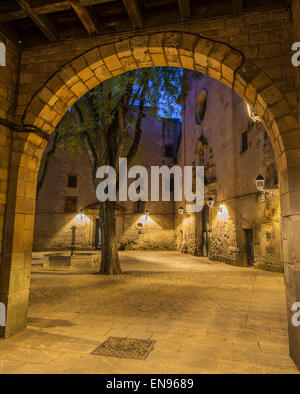 Vue de nuit sur la Plaza de San Felipe Neri ou Plaça de Sant Felip Neri dans l'ancien quartier de Barrio Gotico ou Barri Gotic, Barcelon Banque D'Images