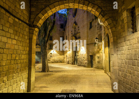 Vue de nuit sur la Plaza de San Felipe Neri ou Plaça de Sant Felip Neri dans l'ancien quartier de Barrio Gotico ou Barri Gotic, Barcelon Banque D'Images