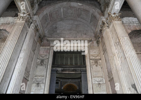 L'Italie. Rome. Panthéon. Temple romain. 2ème ANNONCE de siècle. Sous le portique. Banque D'Images