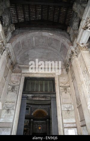 L'Italie. Rome. Panthéon. Temple romain. Sous le portique. Banque D'Images