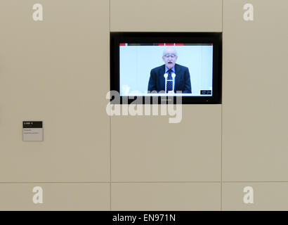 Potsdam, Allemagne. Apr 30, 2015. Un film moniteur affiche 80 ans, directeur de film Juraj Herz de Prague, qui a survécu à la camp de concentration de Sachsenhausen en tant qu'enfant, parlant dans le Landtag de Potsdam, Allemagne, 30 avril 2015. Le Landtag de Brandebourg observe le 70e anniversaire de la fin de la seconde guerre mondiale et la libération du national-socialisme avec une cérémonie. Photo : RALF HIRSCHBERGER/dpa/Alamy Live News Banque D'Images