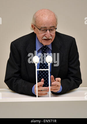 Potsdam, Allemagne. Apr 30, 2015. 80 ans, directeur de film Juraj Herz de Prague, qui a survécu à la camp de concentration de Sachsenhausen en tant qu'enfant, parle dans le Landtag de Potsdam, Allemagne, 30 avril 2015. Le Landtag de Brandebourg observe le 70e anniversaire de la fin de la seconde guerre mondiale et la libération du national-socialisme avec une cérémonie. Photo : RALF HIRSCHBERGER/dpa/Alamy Live News Banque D'Images