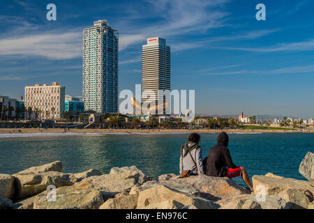 Plage urbaine avec l'hôtel Arts et la Barcelone de Frank Gehry Fish sculpture, Barcelone, Catalogne, Espagne Banque D'Images