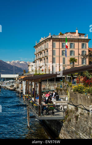 Café en plein air avec les touristes assis à des tables à Bellagio, Lac de Côme, Lombardie, Italie Banque D'Images