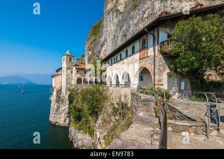 Ermitage de Santa Caterina del Sasso, Lake Maggiore, Piémont, Italie Banque D'Images