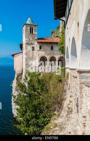 Ermitage de Santa Caterina del Sasso, Lake Maggiore, Piémont, Italie Banque D'Images