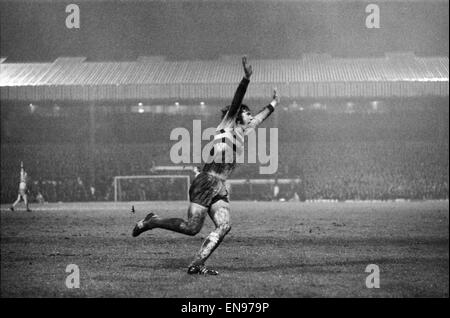 1972 Demi-finale de Coupe de Ligue de 2e lecture. Stoke City 3 c. West Ham 2. Trevor Brooking de West Ham célèbre son but. 26 janvier 1972. Banque D'Images