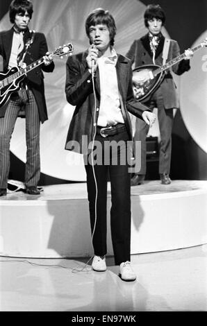 Les Rolling Stones. Keith Richards, Mick Jagger et Bill Wyman l'exécution sur l'Eamonn Andrews TV Show 5 Février 1967 Banque D'Images