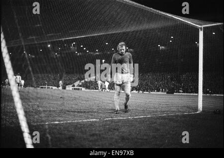 1972 Demi-finale de Coupe de Ligue de 2e lecture. Stoke City 3 c. West Ham 2. Bobby Moore remplace blessés West Ham keeper Bobby Ferguson qui a été éliminé à la 13e minute de jeu. 26 janvier 1972. Banque D'Images