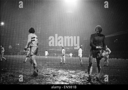 1972 Demi-finale de Coupe de Ligue de 2e lecture. Stoke City 3 c. West Ham 2. Bobby Moore prend les gants du gardien blessé West Ham Bobby Ferguson qui a été éliminé à la 13e minute de jeu. 26 janvier 1972. Banque D'Images