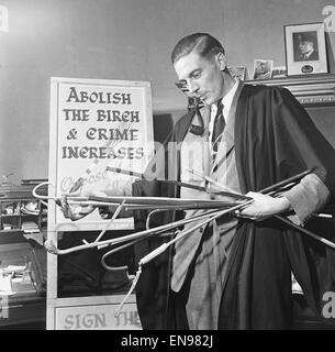 27 ans Eric Wildman a démarré une entreprise du nom de Corpun offre éducative. Co. en d'autres termes, il fournit les cannes et les bouleaux dans les écoles. 24 avril 1947 Banque D'Images