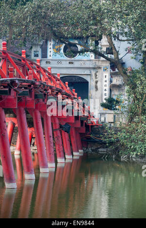 Les Huc Bridge sur le lac Hoan Kiem de Hanoi, Vietnam. Banque D'Images