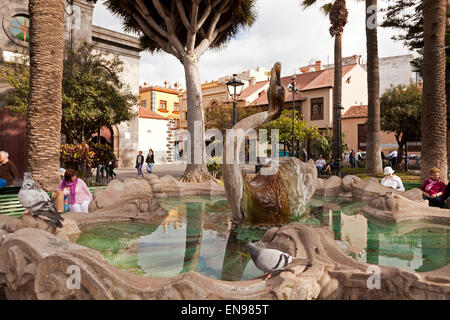 Brunnen auf der Plaza de la Iglesia, Puerto de la Cruz, Insel, Teneriffa Kanarische Inseln, Spanien, Europa | Puerto de la cr Banque D'Images