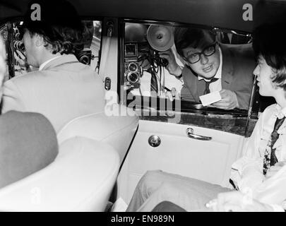 Mick Jagger des Rolling Stones est assiégé par les journalistes après avoir quitté le tribunal de Chichester, Sussex. 30 juin 1967. Banque D'Images