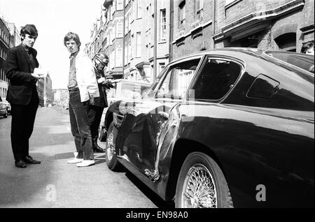 Rolling Stones : 28 août 1966, Mick Jagger est minuit blue Aston Martin DB6 a été impliqué dans une collision avec un véhicule en Kraft Foods Great Titchfield Street, London. L'Amie de Jagger Chrissie Shrimpton regarde Mick a ses particularités prises par un p Banque D'Images