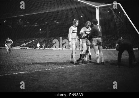 1972 Demi-finale de Coupe de Ligue de 2e lecture. Stoke City 3 c. West Ham 2. Bobby Moore prend les gants du gardien blessé West Ham Bobby Ferguson qui a été éliminé à la 13e minute de jeu. 26 janvier 1972. Banque D'Images