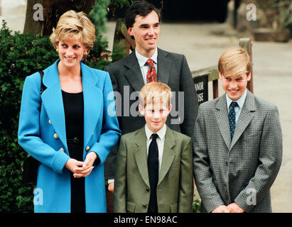 Prince William (droite) pose à un photocall avec sa mère Diana, princesse de Galles et son frère le prince Harry avant sa première journée à l'Eton College École publique. 6e septembre 1995. Banque D'Images