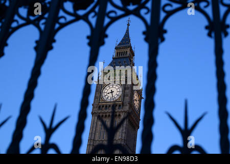 Le Big Ben, la tour de cloche Elizabeth Tower avec les principaux bell Big Ben, photographié dans la soirée au cours de l'heure bleue à travers une barrière en fer forgé à Londres, Angleterre, 29 avril 2015 . Photo : Jens Kalaene/dpa Banque D'Images