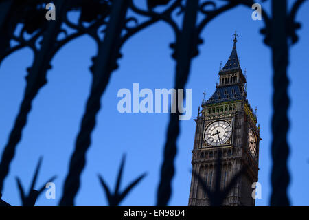 Le Big Ben, la tour de cloche Elizabeth Tower avec les principaux bell Big Ben, photographié dans la soirée au cours de l'heure bleue à travers une barrière en fer forgé à Londres, Angleterre, 29 avril 2015 . Photo : Jens Kalaene/dpa Banque D'Images