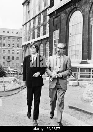 Mick Jagger des Rolling Stones avec son avocat M. Dale après réception d'un Parkinson £32 d'amende pour des délits de la route. 10 août 1964. Banque D'Images