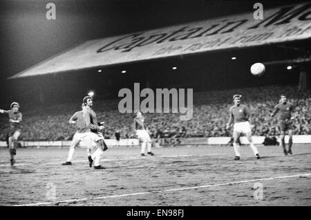 La ville de Cardiff 1-0 Real Madrid Coupe des Vainqueurs de Coupe 1971 Quart de finale 1ère manche se félicite de Cardiff Real Madrid à Ninian Park pour la première étape de la Coupe des vainqueurs de coupe en quart de finale de la ville qui en-tête Brian Clarke a marqué le seul but de la première jambe. Je joue Banque D'Images