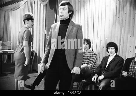 Les Rolling Stones lors d'une conférence de presse à l'Astor Hotel, New York après une rencontre de fans sur Broadway. Mick Jagger, Keith Richards, Bill Wyman et Charlie Watts. 2 juin 1964. Banque D'Images