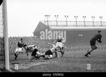 Hull City v West Ham United. Stan Mortenson d'Hull City (3e de gauche) tente une tête mais est refusé par le gardien. 12 novembre 1955 Banque D'Images