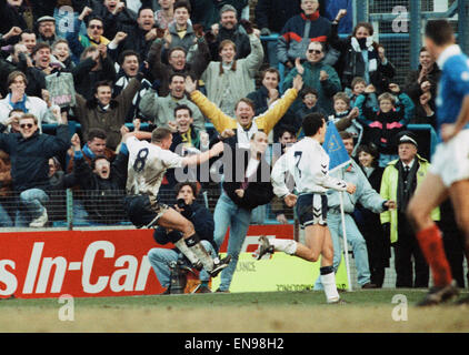 5e tour de la FA Cup Match à Fratton Park. Portsmouth 1 v Tottenham Hostpur 2. Paul Gascoigne d'éperons célèbre un but en face de l'fans. 16 février 1991. Banque D'Images