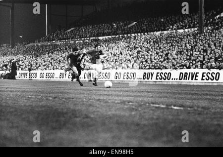 La ville de Cardiff 1-0 Real Madrid Coupe des Vainqueurs de Coupe 1971 Quart de finale 1ère manche se félicite de Cardiff Real Madrid à Ninian Park pour la première étape de la Coupe des vainqueurs de coupe en quart de finale de la ville de Brian Clarke qui marque le seul but d'en-tête. Jouer en face de 47 000 Banque D'Images