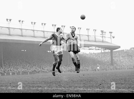 Hull City v West Ham United. Stan Mortenson d'Hull City (à droite) saute pour le bal. 12 novembre 1955. Banque D'Images