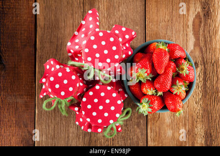 À partir de la confiture de fraises sur une table en bois Banque D'Images