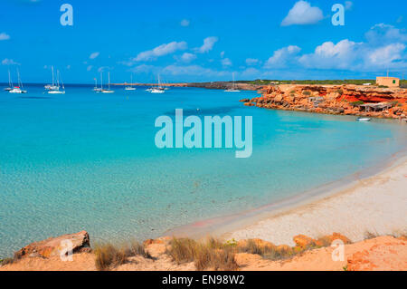 Vue de la plage de Cala Saona, la mer méditerranée et les rampes et les pêcheurs typiques cabanes, appelé barraques, à Formentera, Ba Banque D'Images