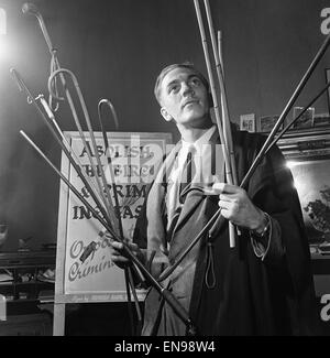 27 ans, Eric A Wildman qui a démarré une entreprise du nom de ' Corpun offre éducative. Co. en d'autres termes, il fournit aux écoles des bouleaux abd cannes. 24 avril 1947 Banque D'Images