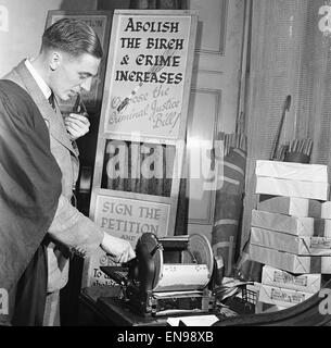 27 ans, Eric A Wildman qui a démarré une entreprise du nom de ' Corpun offre éducative. Co. en d'autres termes, il fournit aux écoles des bouleaux abd cannes. 24 avril 1947 Banque D'Images