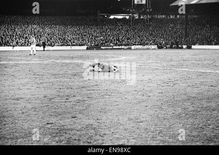 La ville de Cardiff 1-0 Real Madrid Coupe des Vainqueurs de Coupe 1971 Quart de finale 1ère manche se félicite de Cardiff Real Madrid à Ninian Park pour la première étape de la Coupe des vainqueurs de coupe en quart de finale de la ville qui en-tête Brian Clarke a marqué le seul but de la première jambe. Je joue Banque D'Images