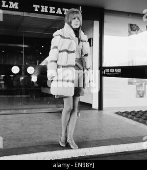 Marianne Faithfull, juste avant que sa relation avec le chanteur des Rolling Stones Mick Jagger est devenue publique, en attente d'un producteur de film au National Film Theatre. 4 Décembre 1966 Banque D'Images