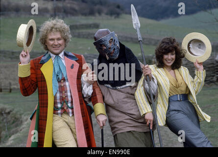 Colin Baker, l'acteur qui joue le médecin qui dans le programme de science-fiction de la BBC, photographié avec son assistant Nicola Bryant qui joue 'Perpugilliam Brown' péri pendant le tournage à Butser Ancient Farm Project, Butser Hill, Hampshire pour l'histoire l'Mysteri Banque D'Images