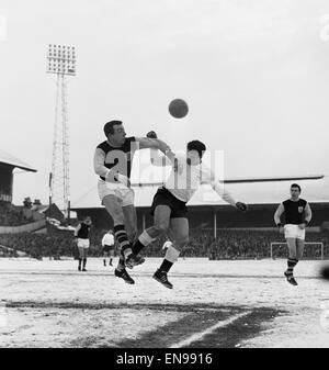 Anglais FA Cup troisième ronde correspondent à White Hart Lane. 0 Tottenham Hotspur v Burnley 3. Les coudes sont utilisés dans l'affrontement entre Burnley et pousse en avant du Talbut Bobby Smith. 16 janvier 1963. Banque D'Images