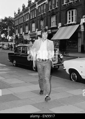 Charlie Watts des Rolling Stones arrive à l'Olympic Studios à Barnes où ils travaillaient sur leur sixième LP. 8e juillet 1967. Banque D'Images