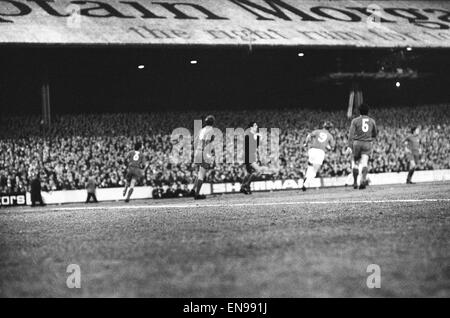 La ville de Cardiff 1-0 Real Madrid Coupe des Vainqueurs de Coupe 1971 Quart de finale 1ère manche se félicite de Cardiff Real Madrid à Ninian Park pour la première étape de la Coupe des vainqueurs de coupe en quart de finale de la ville qui en-tête Brian Clarke a marqué le seul but de la première jambe. Je joue Banque D'Images