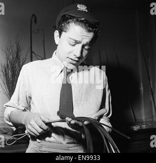 27 ans, Eric A Wildman qui a démarré une entreprise du nom de ' Corpun offre éducative. Co. en d'autres termes, il fournit aux écoles des bouleaux abd cannes. Notre photo montre un écolier tenant un bouleau 24 Avril 1947 Banque D'Images