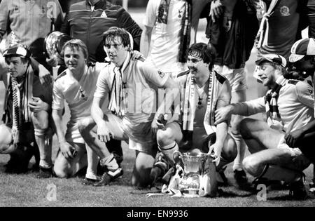 Finale de la FA Cup au stade de Wembley. Tottenham Hotspur v Queens Park Rangers. Joueurs Spurs célébrer avec le trophée. 27 mai 1982. Banque D'Images