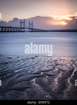 Coucher de soleil sur la M4 Breuchotte, enjambant l'estuaire de la Severn entre l'Angleterre et Pays de Galles Banque D'Images